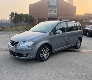 Volkswagen Touran 2.0 Highline Ecofuel 7 POSTI