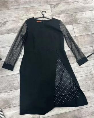 Abito nero elegante con maniche trasparenti a pois