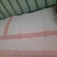lenzuolo in lino rosa con uncinetto