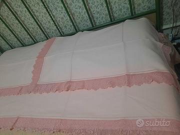 lenzuolo in lino rosa con uncinetto