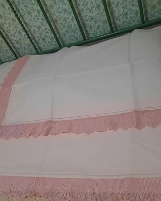 lenzuolo in lino rosa con uncinetto
