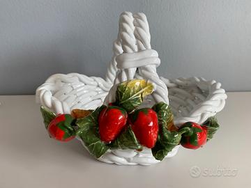 Cestino in ceramica con decorazione frutta finta