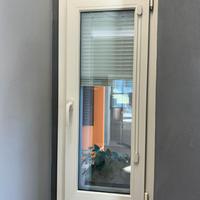 Finestra 1 anta avorio con veneziana interno vetro