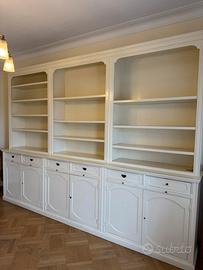 Mobile bianco di legno fatto a mano