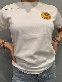 magliette con logo e adesivo 