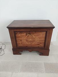 Cassapanca antica in legno massello con intarsi