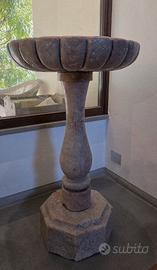 Acquasantiera a Colonna con vasca buccellata