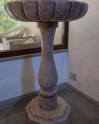 Acquasantiera a Colonna con vasca buccellata