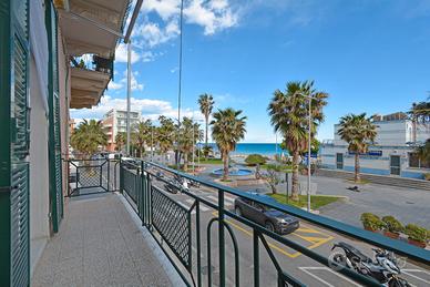 Loano fronte mare si propone trilocale