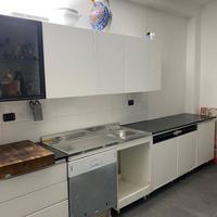 componenti della cucina con piani in granito nero