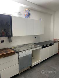 componenti della cucina con piani in granito nero