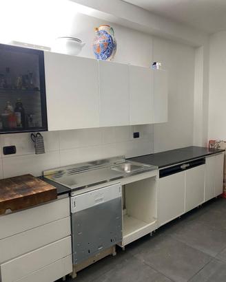 componenti della cucina con piani in granito nero