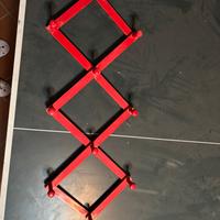 Appendiabiti da parete a fisarmonica rosso