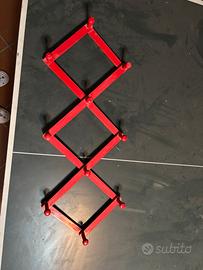 Appendiabiti da parete a fisarmonica rosso