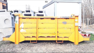 Cassone in ferro aperto e robusto