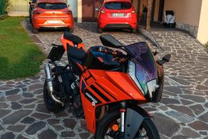 KTM RC 125 2024 NERA ARANCIONE 