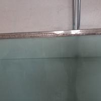 lastra vetro con supporti d acciaio