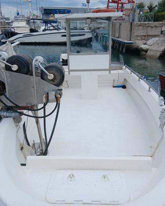 Barca vetroresina Conero7mt+licenza pesca