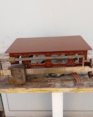 Bilancia in ferro antica