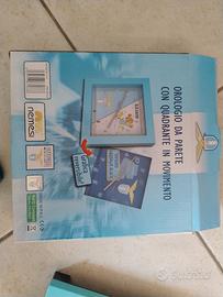 Orologio da parete con quadrante in movimento .