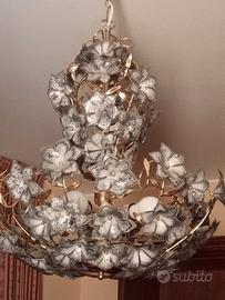 Lampadario con fiori in vetro satinato 