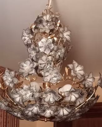 Lampadario con fiori in vetro satinato 