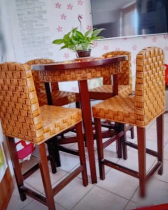 tavolo con sedie in legno