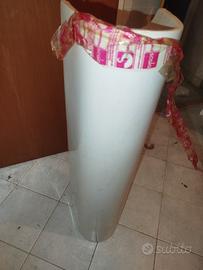 Lavabo con colonna e miscelatore 