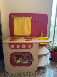 Cucina giocattolo in legno completa di accessori