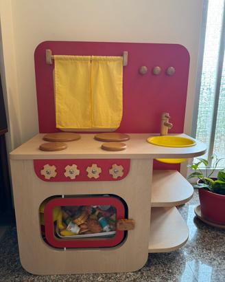 Cucina giocattolo in legno completa di accessori