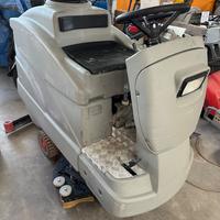 Comac Tripla 75 lavasciuga pavimenti uomo a bordo