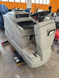 Comac Tripla 75 lavasciuga pavimenti uomo a bordo