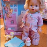 Bambola tenere carezze