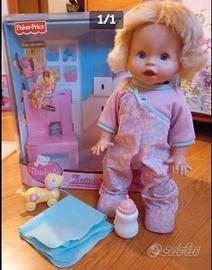 Bambola tenere carezze