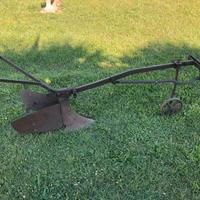 Vecchi aratri e altro per arredo giardino