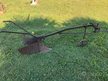 Vecchi aratri e altro per arredo giardino