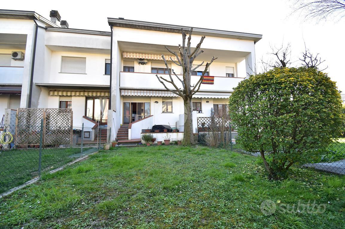 VILLA A SCHIERA A PARMA