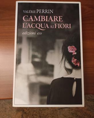 Cambiare l'acqua ai fiori