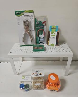 Set cancelleria: perforatore, puntine, calamite...