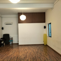 Ampia e luminosa sala con parquet