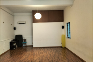 Ampia e luminosa sala con parquet