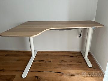 Scrivania Ikea, 160x110cm, regolabile in altezza