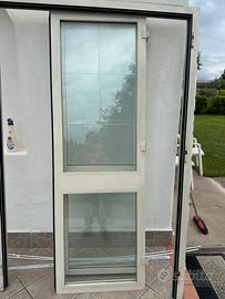 Finestre piu telaio in alluminio bianche