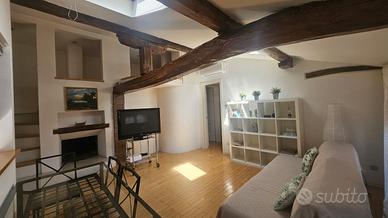 Mansarda con vista sui tetti