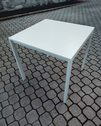 tavolo e sedie in legno