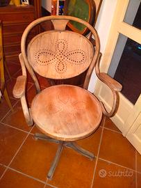 Sedia girevole in legno 