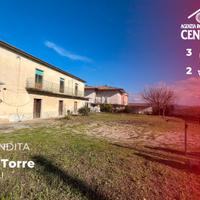 Semindipendente con capannone e spazio esterno