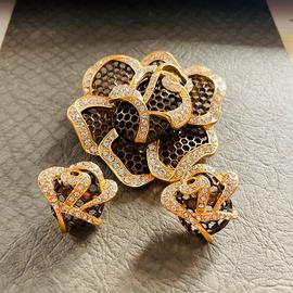 Bella parure da una spilla e orecchini.