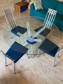 Tavolo con quattro sedie