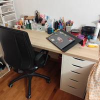 Scrivania IKEA con cassettiera